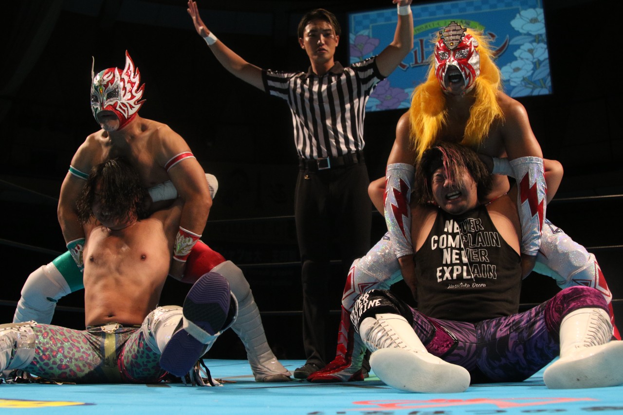 大阪でのプロレス試合で技を決める通天閣下